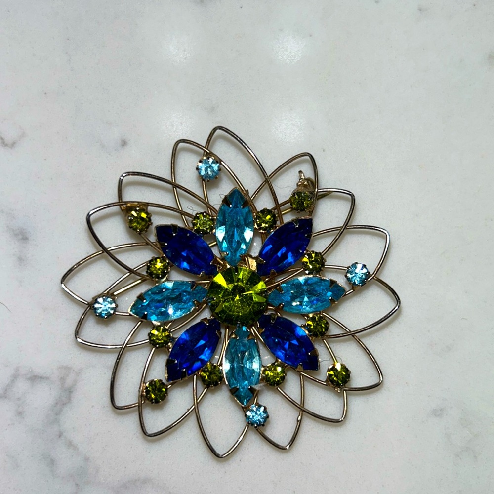 Brooch gold wire stones are peacock colors